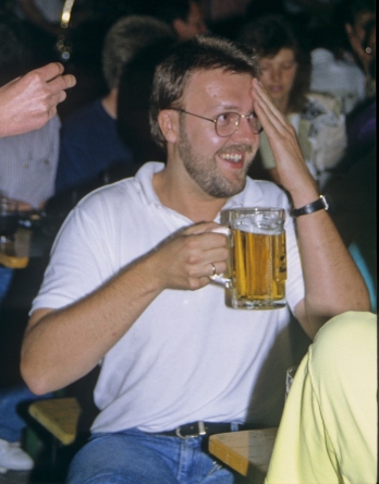 Axel trinkt Bier